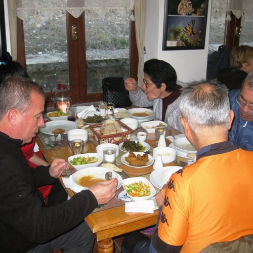 Yöresel Akşam Yemeği. Kapama Pilav, Yaprak Sarması, Salata, Yoğurt ve Baklava