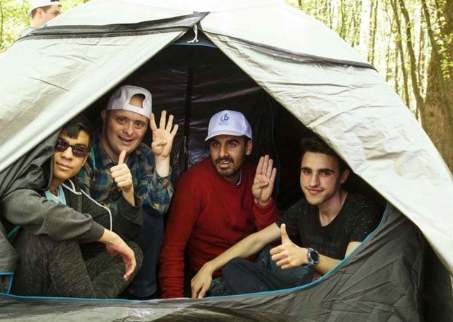 İlk defa doğa yürüyüşü yapıp kamp çadırı kurdular
